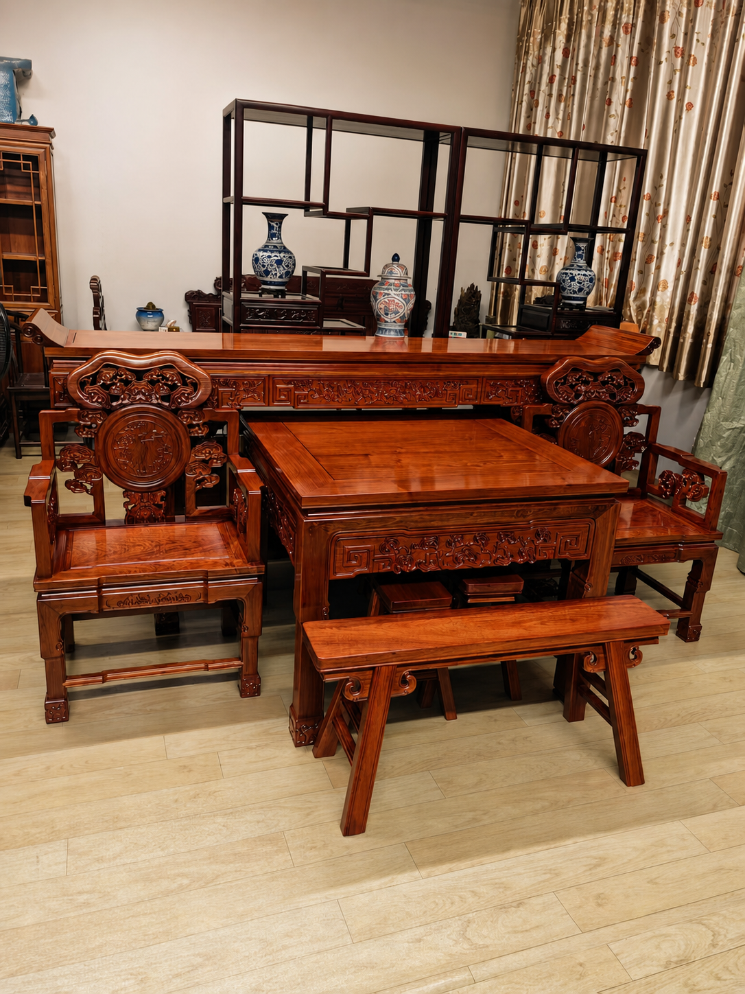 完整展示的红木中堂家具成品